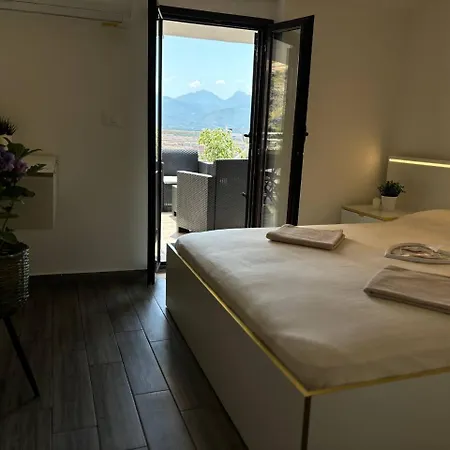 Apartment With Sea Views *